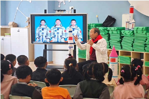 龙马奔腾向九天  老少共筑航天梦——越江幼儿园开展航空航天知识宣讲活动