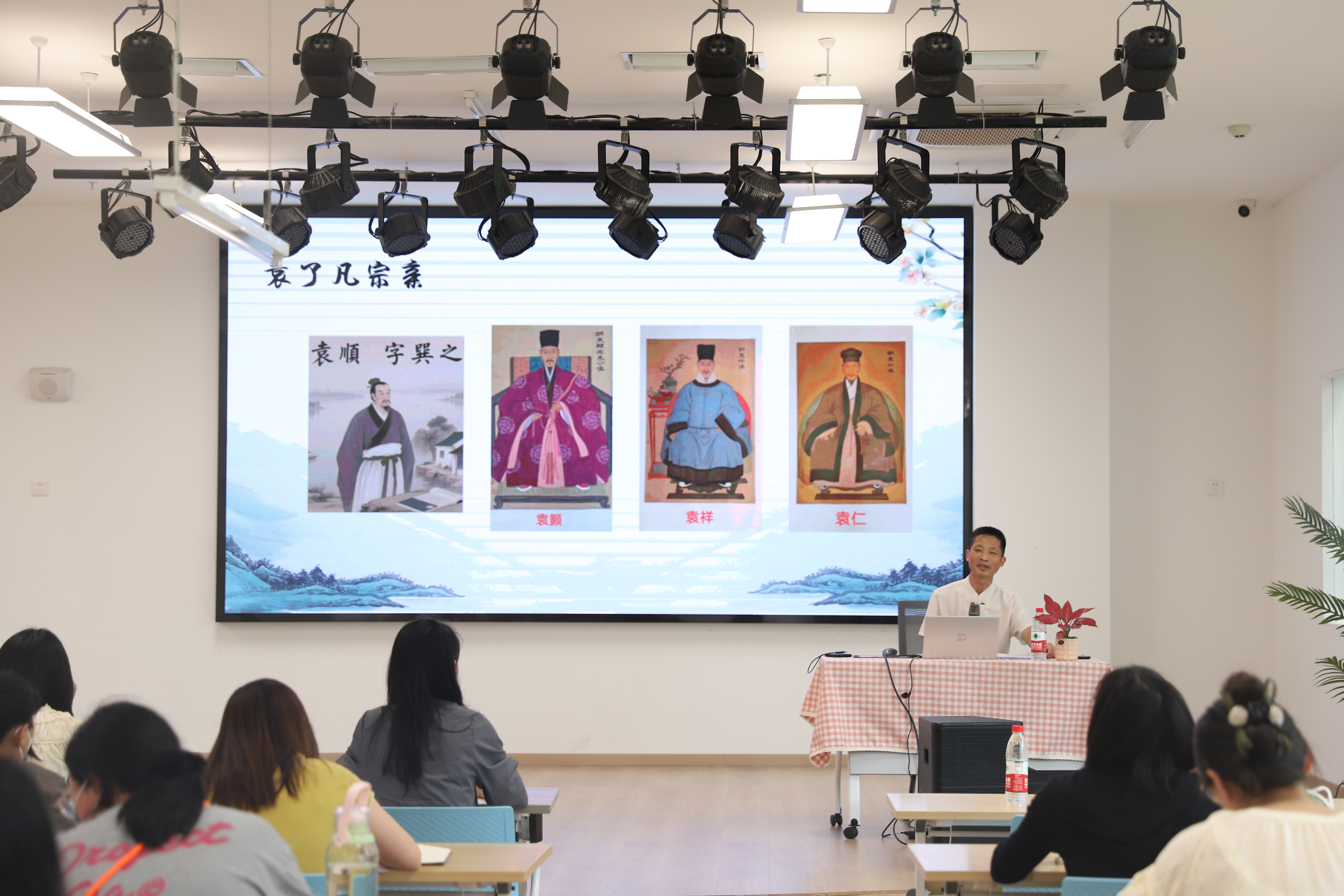 传承文化精髓，启迪教育智慧——查文荣老师来园开展《了凡在我们身边》专题讲座